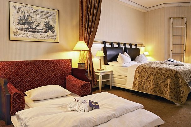 Yachthafenresidenz Hohe Düne - Wohnbeispiel Familienzimmer Sailors Cabin Balkon oder Terrasse (Zimmercodierung FB1)