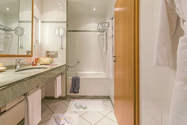 Strand-Hotel Hübner - Beispiel Bad (Zimmercodierungen DG1, D1M & EC1)