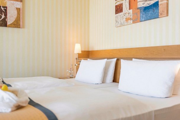 Strand-Hotel Hübner - Wohnbeispiel Doppelzimmer Standard (Zimmercodierungen DG1 & EC1)