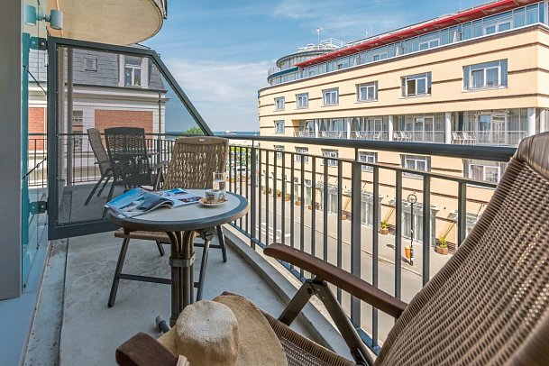 Park-Hotel Hübner - Beispiel Balkon Doppelzimmer seitl. Meerblick (Zimmercodierung D1N)