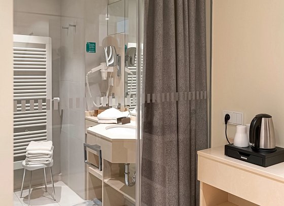 Ringhotel Strandblick - Beispiel Bad Doppelzimmer Standard (Zimmercodierungen DG1 & DG2)