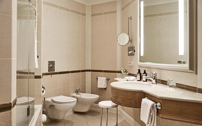 A-ROSA Kurhaus Binz - Beispiel Bad Doppelzimmer Meerblick (Zimmercodierung D1M)