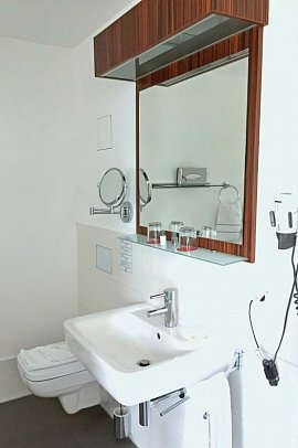 Strandhotel Dranske - Beispiel Bad (Zimmercodierungen DB1, DC1, D1I, MB1, MB2 & ABI)