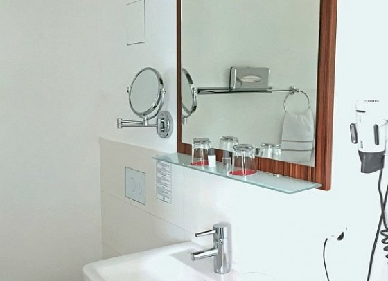 Strandhotel Dranske - Beispiel Bad (Zimmercodierungen DB1, DC1, D1I, MB1, MB2 & ABI)