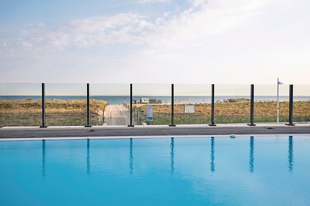 aja Warnemünde - Außenpool mit Ostseeblick