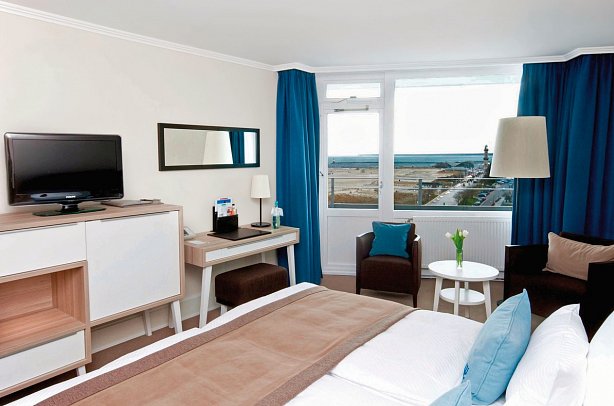 Hotel Neptun - Wohnbeispiel Doppelzimmer Meerblick mit Balkon (Zimmercodierungen D1M, XB1, XB3 & XB5)