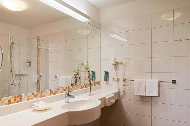 R&R Strandhotel Baabe - Beispiel Bad Doppelzimmer Komfort Balkon oder Terrasse (Zimmercodierung DB2)