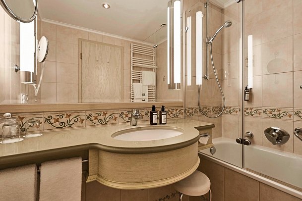 aja Nordperd & Villen Göhren - Beispiel Bad Doppelzimmer Landseite (Zimmercodierung D1L)