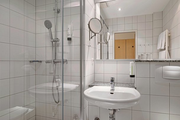 IFA Rügen Hotel & Ferienpark – Hotel - Beispiel Bad Doppelzimmer Balkon (Zimmercodierungen DB1 & DC1)