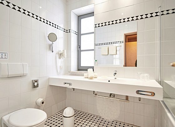 Asgard´s Hotels (Asgard & Midgard & Meereswarte) - Beispiel Bad Doppelzimmer Landseite/Seeseite (Zimmercodierung DB1)