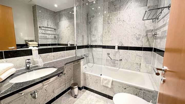 Hotel Asgard & Asgard's Meereswarte - Beispiel Bad Appartement 1 Wohn-/Schlafraum Waldseite (Zimmercodierung SB1)