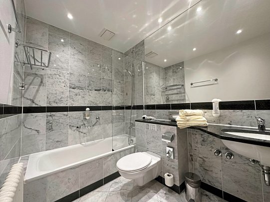 Hotel Asgard & Asgard's Meereswarte - Beispiel Bad Appartement 1 Schlafzimmer Seeseite (Zimmercodierung AB2)