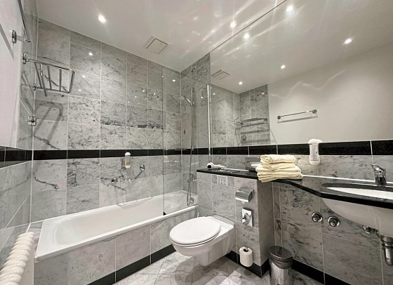 Asgard´s Hotels (Asgard & Midgard & Meereswarte) - Beispiel Bad Appartement 1 Schlafzimmer Seeseite (Zimmercodierung AB2)