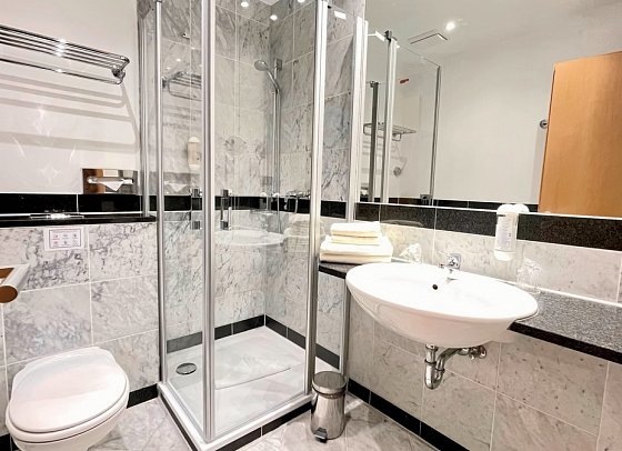 Asgard´s Hotels (Asgard & Midgard & Meereswarte) - Beispiel Bad Appartement 1 Schlafzimmer Seeseite (Zimmercodierung AB2)