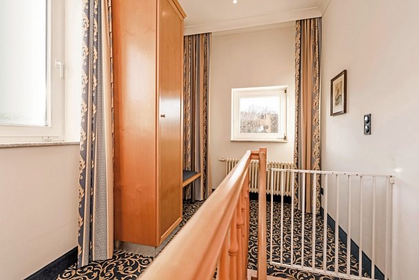 Hotel Asgard & Asgard's Meereswarte - Wohnbeispiel Appartement 1 Schlafzimmer Waldseite mit Balkon (Zimmercodierung AB3)