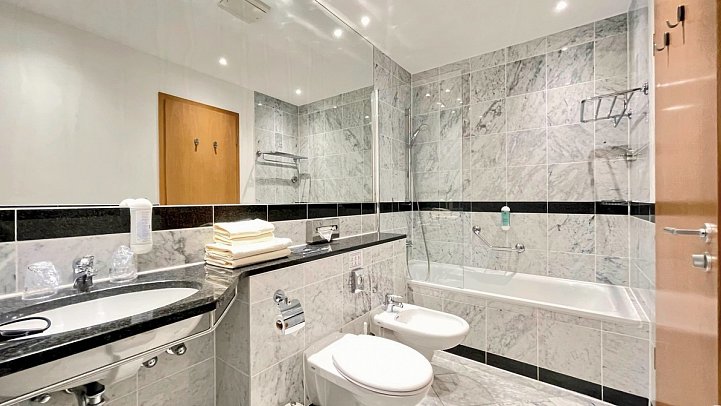 Hotel Asgard & Asgard's Meereswarte - Beispiel Bad Appartement 1 Schlafzimmer Waldseite mit Balkon (Zimmercodierung AB3)