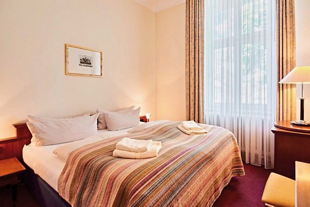 Aparthotel Seeschlösschen - Wohnbeispiel Appartement Landseite/Seeseite (Zimmercodierung ABC)