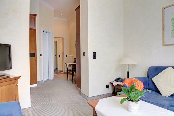 Aparthotel Seeschlösschen - Wohnbeispiel Appartement Landseite/Seeseite (Zimmercodierung ABC)