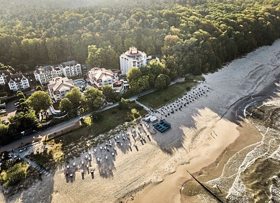 aja Strandhotel Bansin - Hotelansicht und Strand von oben