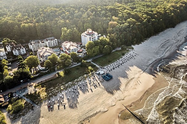 aja Strandhotel Bansin - Hotelansicht und Strand von oben