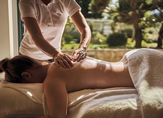 aja Strandhotel Bansin - Massage im Wellnessbereich