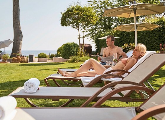 aja Strandhotel Bansin - Liegewiese im Garten