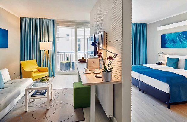 SEETELHOTEL Kaiserstrand Beachhotel - Wohnbeispiel Juniorsuite Landseite (Zimmercodierung JBL)