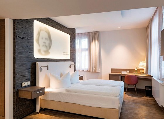 SEETELHOTEL Strandhotel Atlantic - Wohnbeispiel Juniorsuite Dichterkunst (Zimmercodierung JBM)