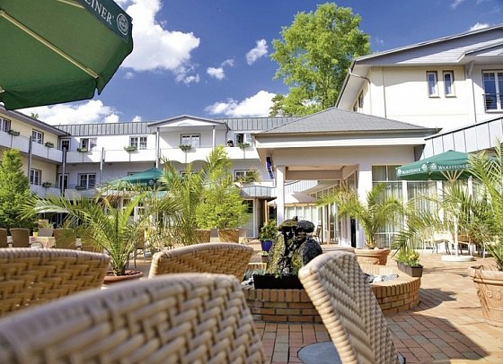 Ostseehotel Villen im Park - ein Rovell Hotel - Außenbereich mit Terrasse