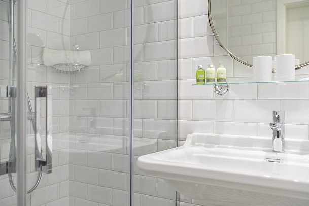 Strandhotel Ahlbeck - Beispiel Bad Doppelzimmer (Zimmercodierungen DS1 & DD1)