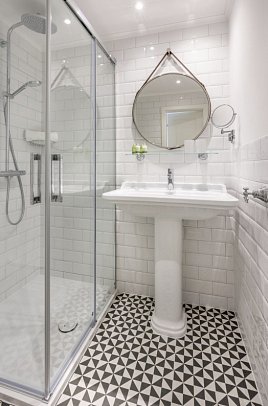 Strandhotel Ahlbeck - Beispiel Bad Doppelzimmer (Zimmercodierungen DS1 & DD1)