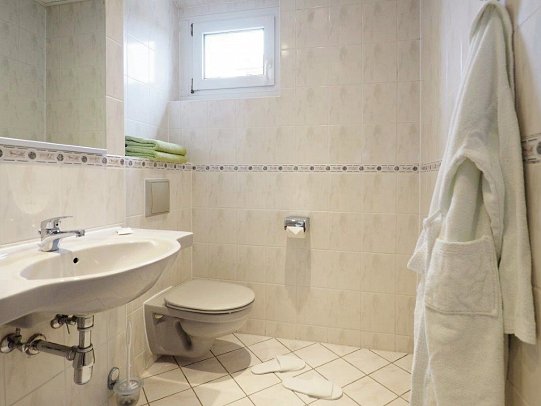 Kurhotel zu Heringsdorf - Beispiel Bad App. 3 Räume Premium Balkon Obergeschoß 40 qm (Zimmercodierung OB1)