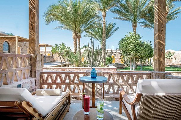 Mövenpick Resort El Quseir - Beispiel Balkon Doppelzimmer Premium Gartenblick (Zimmercodierungen DMG & DC1)