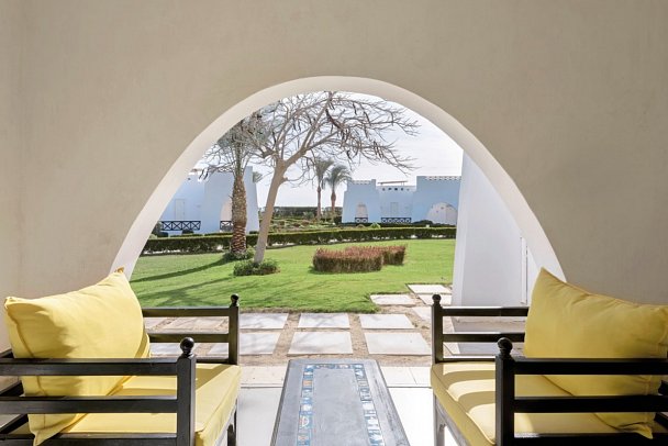 Hilton Marsa Alam Nubian Resort - Beispiel Terrasse Doppelzimmer Deluxe Gartenblick (Zimmercodierungen DD4 & DCG)