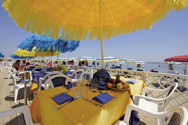 Club Hotel Bikini & Tropicana