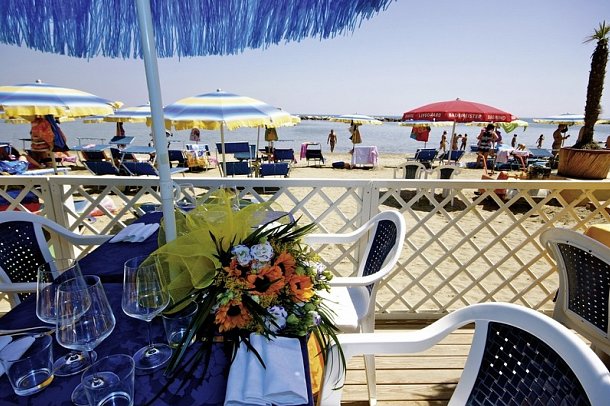 Club Hotel Bikini & Tropicana