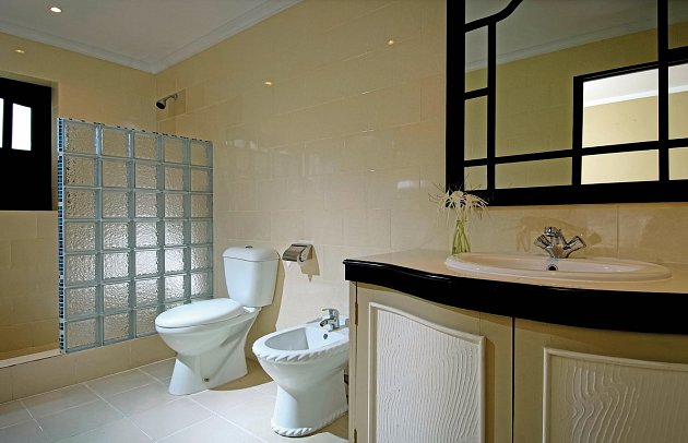 Berjaya Praslin Resort - Beispiel Bad Standard (Zimmercodierungen UG1 & UG8)