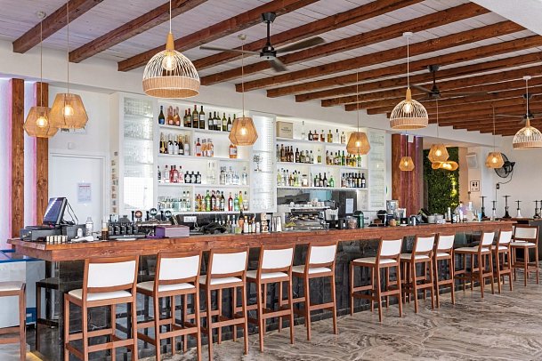 Royal Hotel and Suites - Olivo Beach-Bar