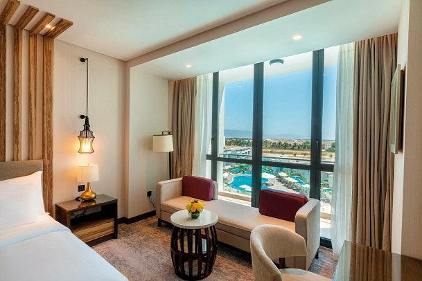 Millennium Resort Salalah - Wohnbeispiel Premium Pool View Balcony (Zimmercodierungen UM1, UM2 & UM3)