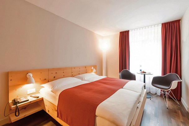 Schweizerhof Sils Maria, a Faern Collection Hotel - Wohnbeispiel Dreibettzimmer (Zimmercodierung TB1)