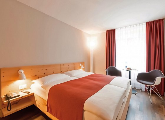 Schweizerhof Sils Maria, a Faern Collection Hotel - Wohnbeispiel Dreibettzimmer (Zimmercodierung TB1)