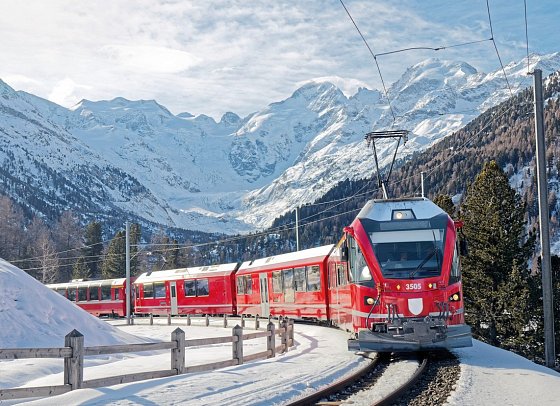 Bernina- und Glacier Express Winterzauber - Bernina Express vor Morteratschgletscher