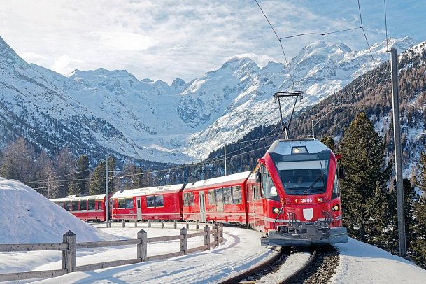 Bernina- und Glacier Express Winterzauber - Bernina Express vor Morteratschgletscher