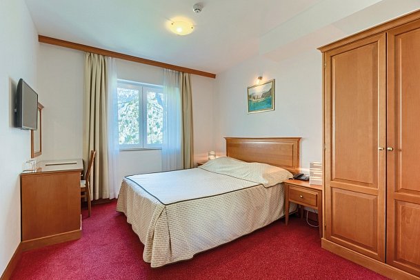 Villa Dvor - Wohnbeispiel Doppelzimmer Balkon mit Flussblick (Zimmercodierung DB1)