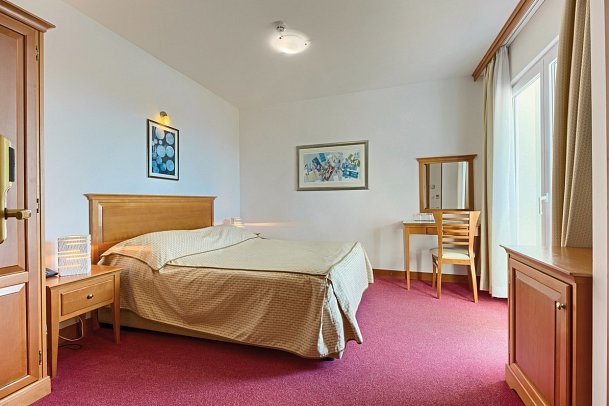 Villa Dvor - Wohnbeispiel Doppelzimmer Fluss-/ seitl. Meerblick (Zimmercodierung DB2)