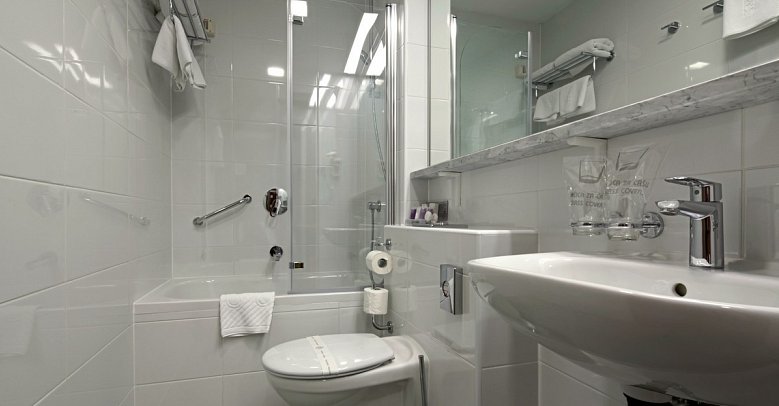 Hotel Park Makarska - Beispiel Bad Doppelzimmer Economy (Zimmercodierung DE1)