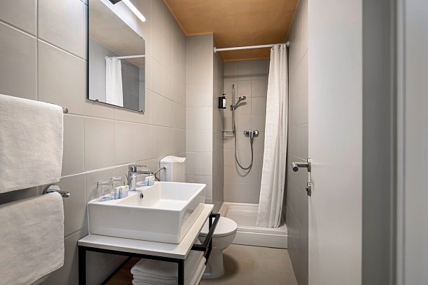 Sunny Makarska by Valamar - Beispielbad Zimmer Superior für 2 plus 1 (Zimmercodierungen DS1 & DS2)