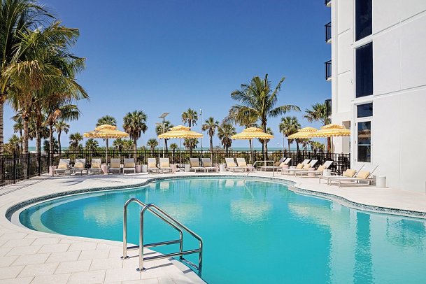 Cirque St. Armands Beachside