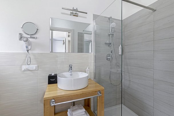 Midenza Seaside & Nature Retreat - Badezimmerbeispiel Doppelzimmer Deluxe (Zimmercodierung DD1)