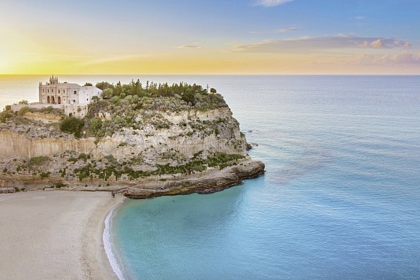 Fantastische Vielfalt Süditaliens - Kirche Santa Maria dell´Isola, Tropea